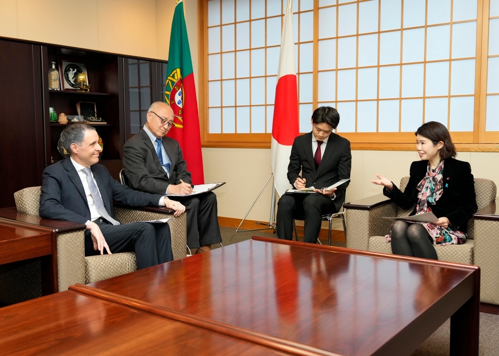 State Minister KUNIMITSU talking with Ambassador JERÓNIMO