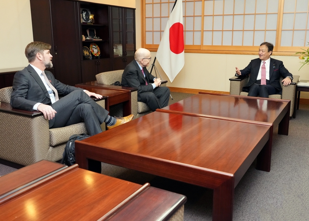 State Minister HORII talking with Chairman Zumwalt