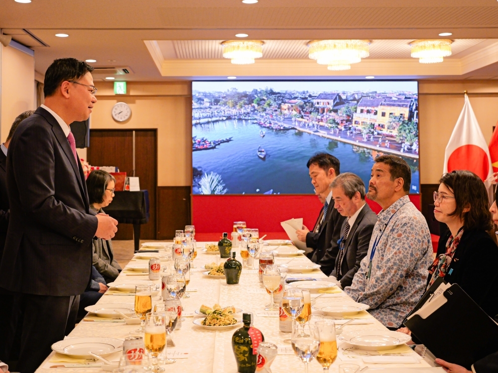 State Minister KUNIMITSU in discussion with H.E. Mr. Hieu, Ambassador of Viet Nam to Japan at a dinner meeting