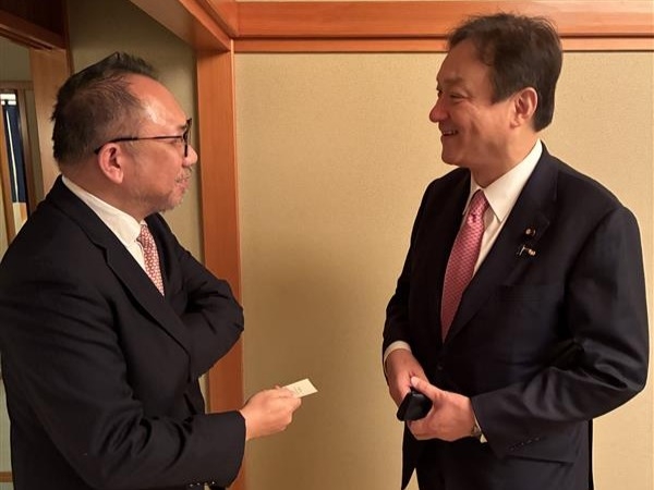 State Minister Horii and Executive Director Pedrosa facing each other and exchanging words