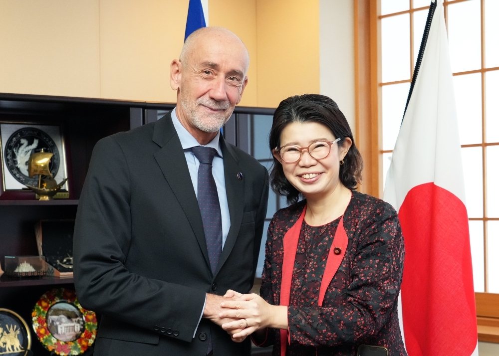 State Minister KUNIMITSU shaking hands with Ambassador Paquet