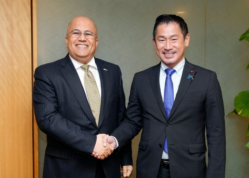 Parliamentary Vice-Minister ONISHI shaking hands with H.E. Mr. ALSUNAINI, Ambassador of Yemen to Japan