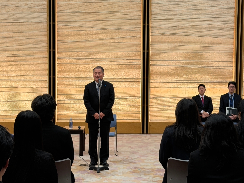 Mr. Oue, Special Advisor to the Prime Minister is delivering his speech