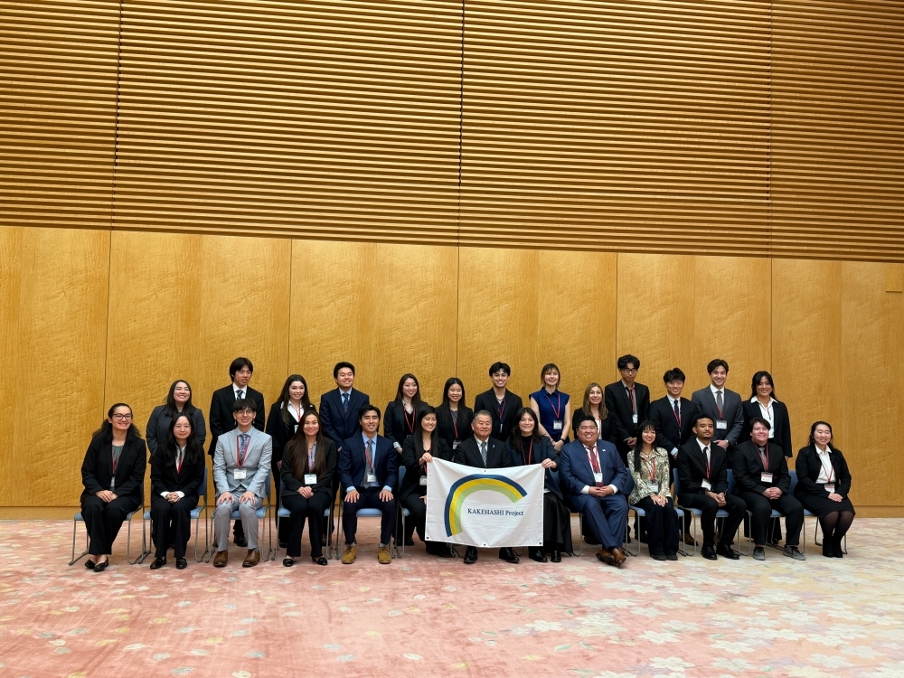 Group photo, Mr. Oue, Special Advisor to the Prime Minister is delivering his speech and members of the delegation 