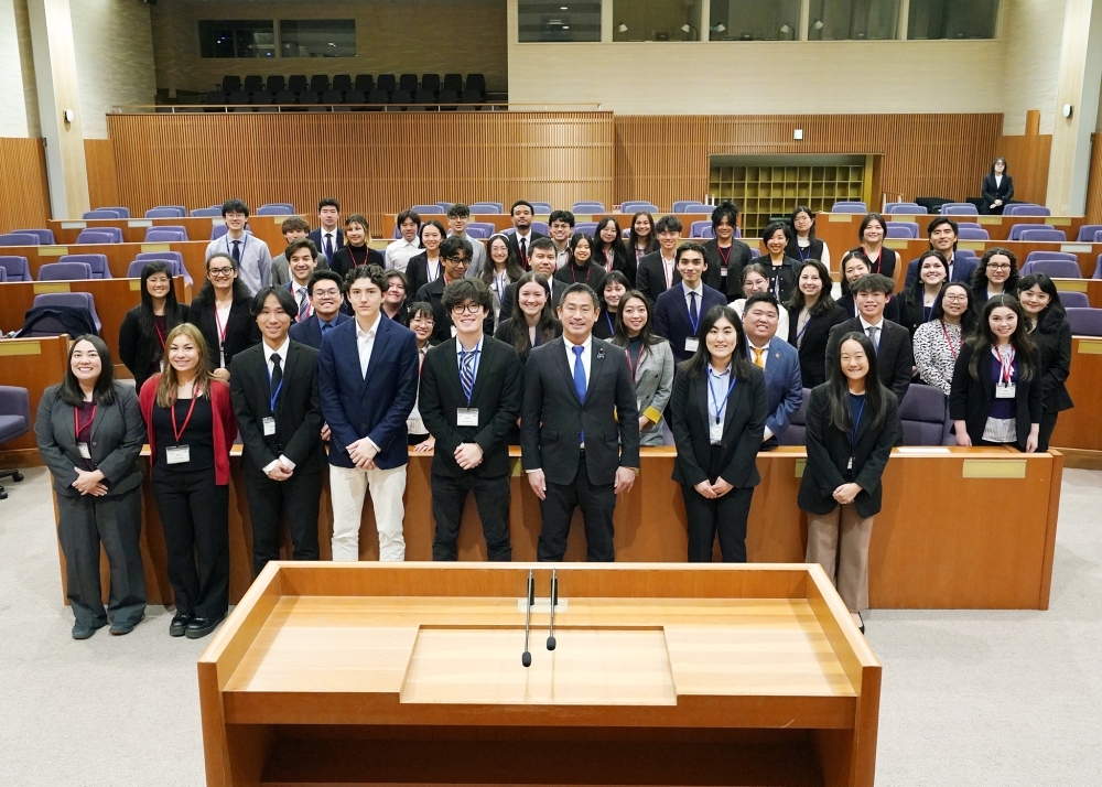 Parliamentary Vice-Minister Onishi poses for a commemorative photo with a delegation of Japanese American youth