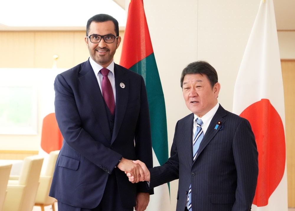 Foreign Minister MOTEGI shaking hands with H.E. Dr. Jaber, Minister of Industry and Advanced Technology and Special Envoy of the UAE to Japan