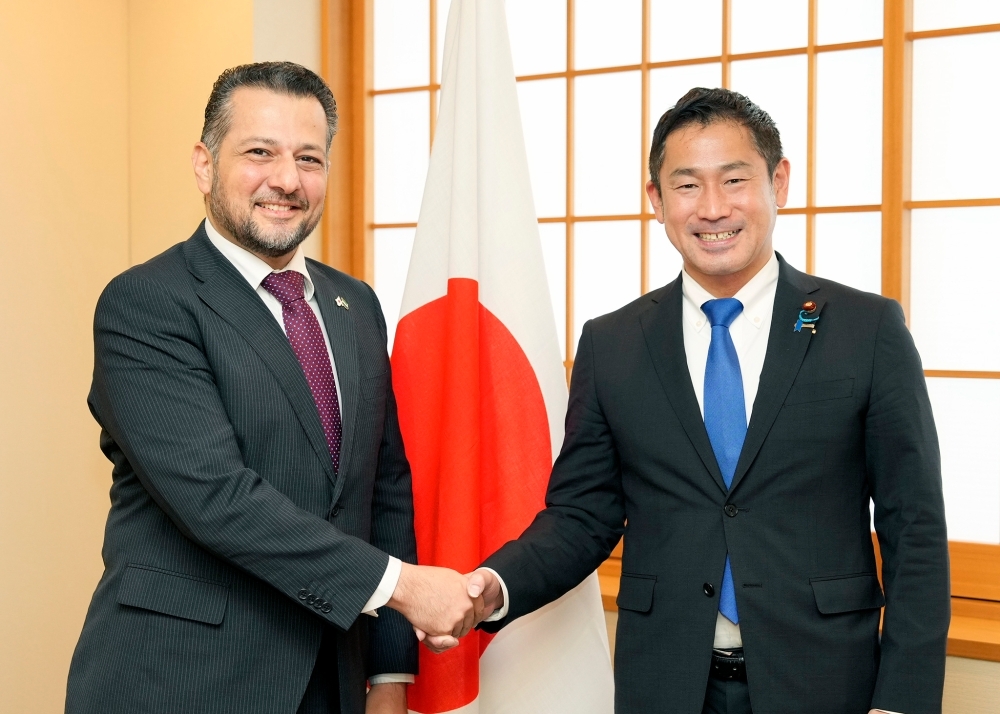 Parliamentary Vice-Minister ONISHI shaking hands with Mr. Elji, Charge d'Affaires of Syria in Japan