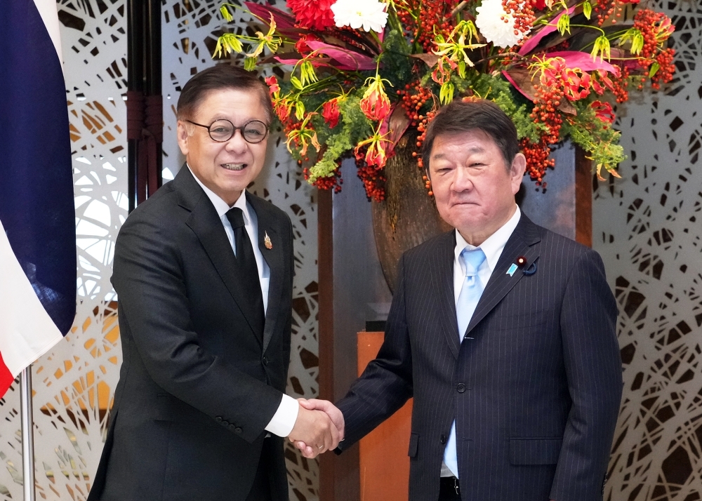 Foreign Minister MOTEGI shaking hands with H.E. Mr. Sihasak, Minister of Foreign Affairs of Thailand