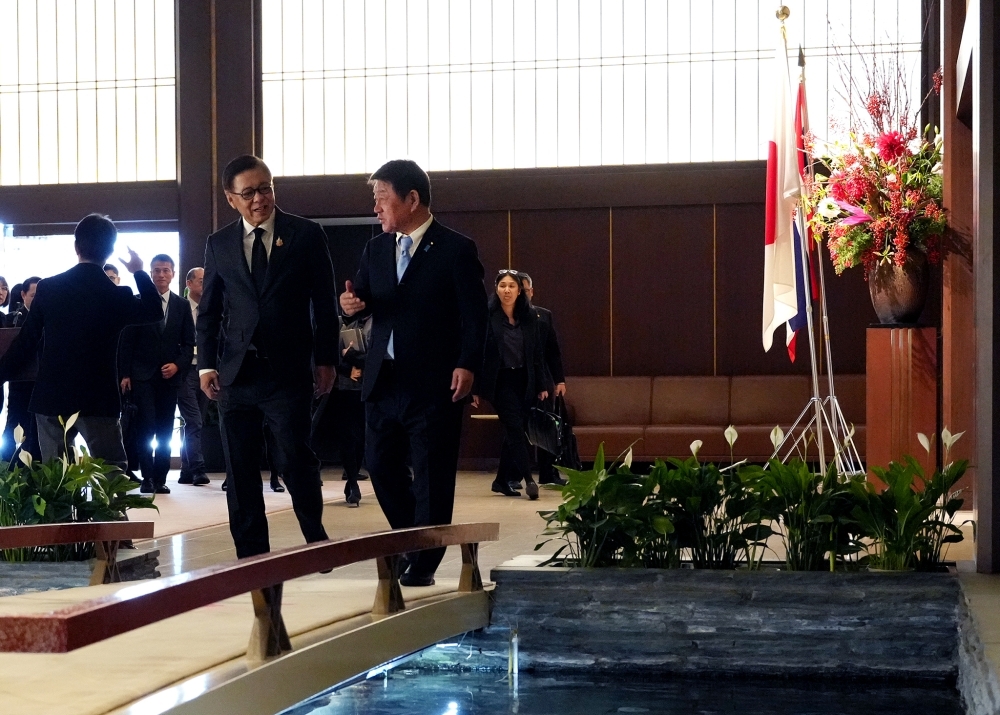 The Two Foreign Ministers heading to the working lunch venue while having a conversation