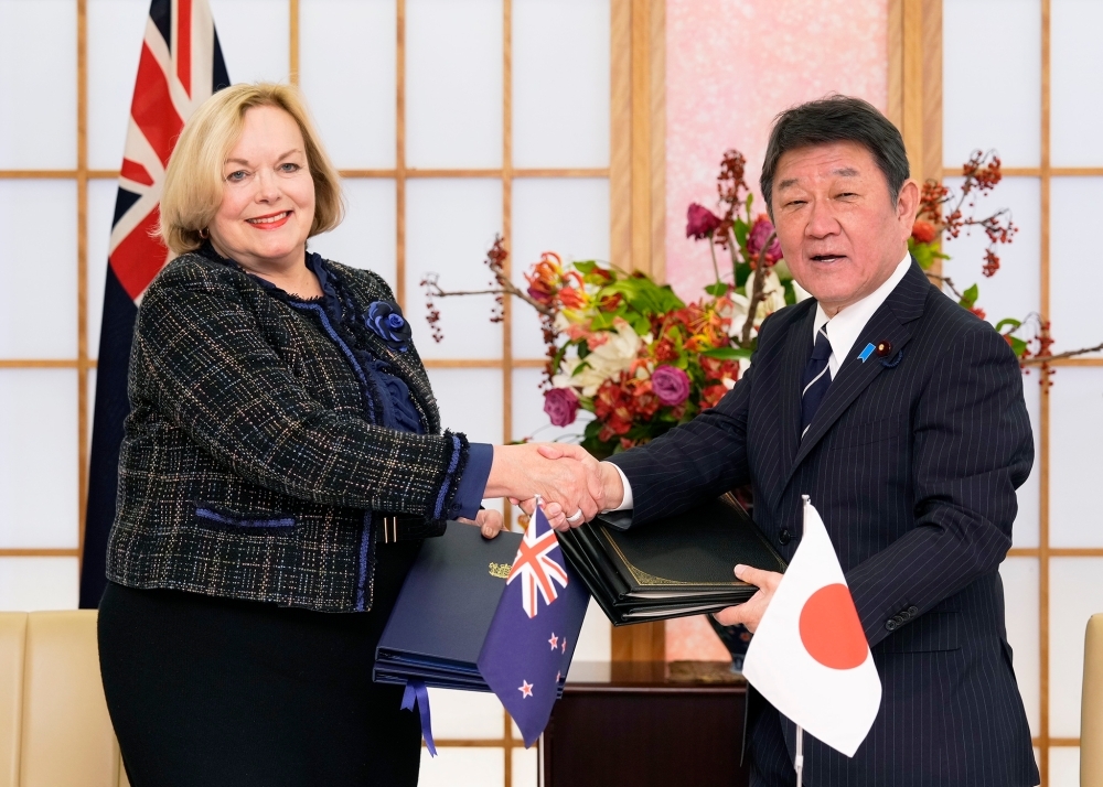 Two ministers shaking hands