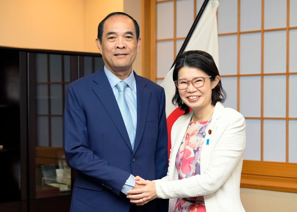 State Minister KUNIMITSU shaking hands with H.E. Mr. CHUM Sounry, Ambassador-Designate of Cambodia to Japan