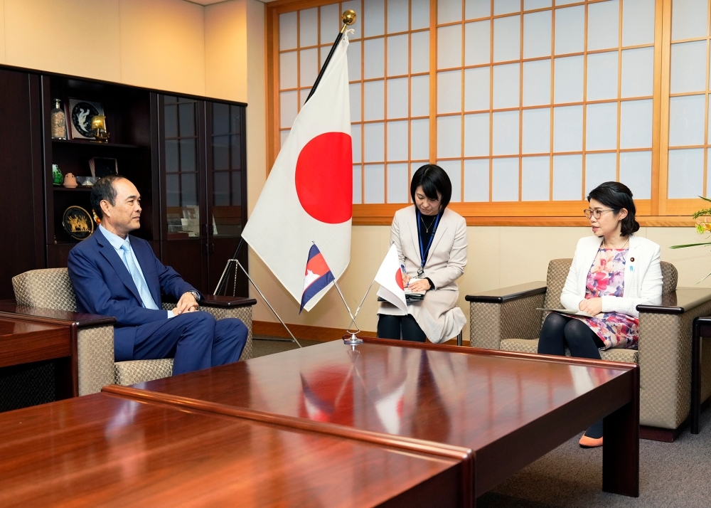 Exchanging Opinions between State Minister KUNIMITSU and H.E. Mr. CHUM Sounry, Ambassador-Designate of Cambodia to Japan