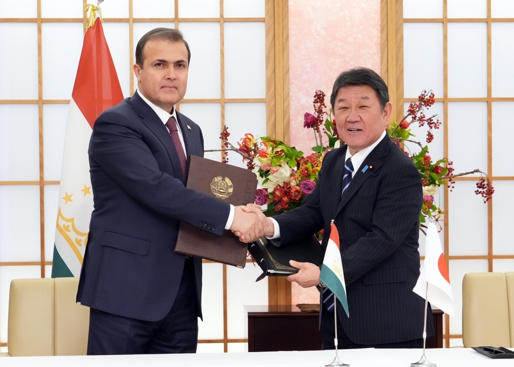 Foreign Minister MOTEGI shaking hands with Chairman RAHIMZODA 