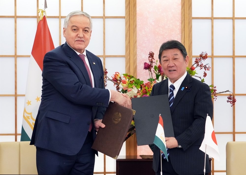Foreign Minister Motegi shaking hands with Foreign Minister MUHRIDDIN