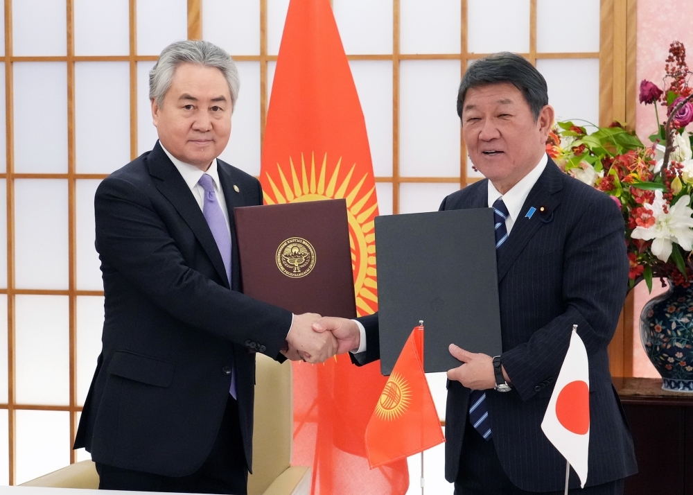 Foreign Minister MOTEGI shaking hands with Foreign Minister KULUBAEV