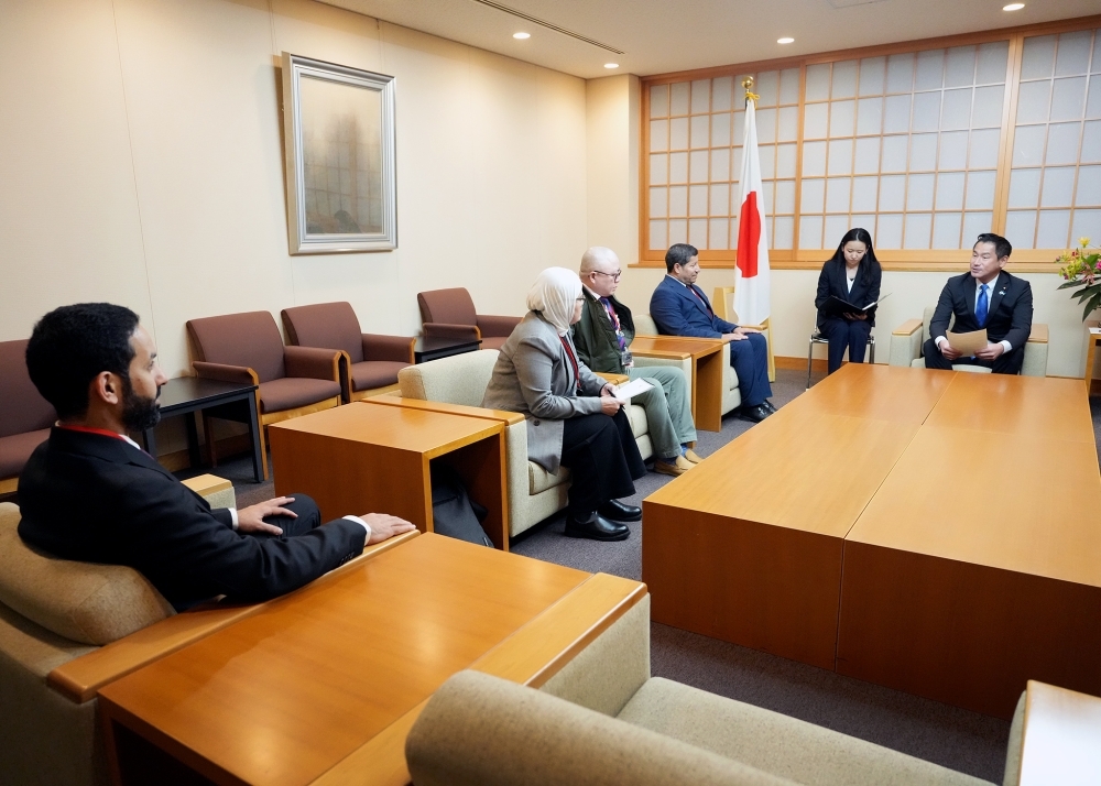 Exchanging Opinions amang Parliamentary Vice-Minister ONISHI and participants of the Ninth Dialogue on Countering Violent Extremism in the Middle East