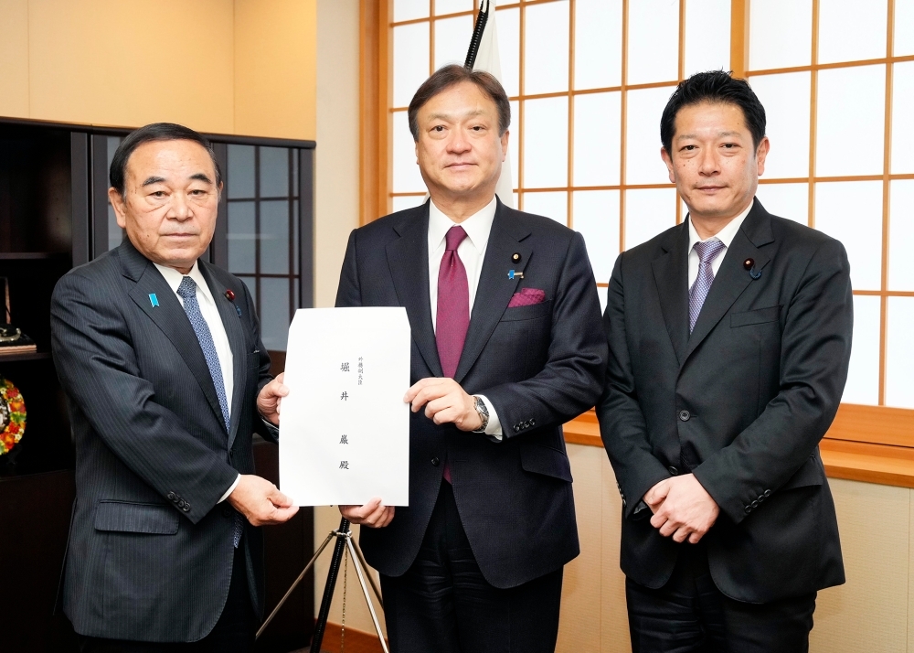 State Minister HORII received the document from the parliamentary association for the promotion of overseas education
