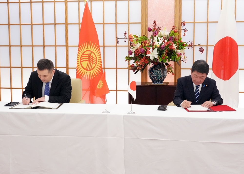 Foreign Minister MOTEGI and H.E. Mr. Bakyt SYDYKOV, Minister of Economy and Commerce of the Kyrgyz Republic signing the document