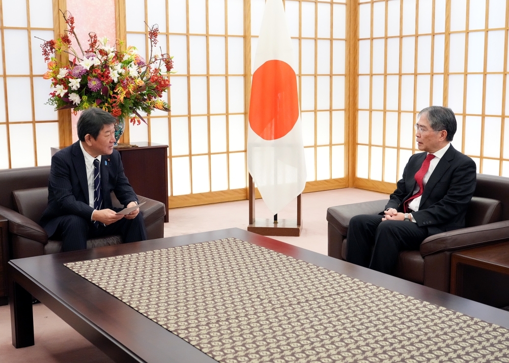 Foreign Minister MOTEGI is talking with Judge Iwasawa, President of the International Court of Justice (ICJ)