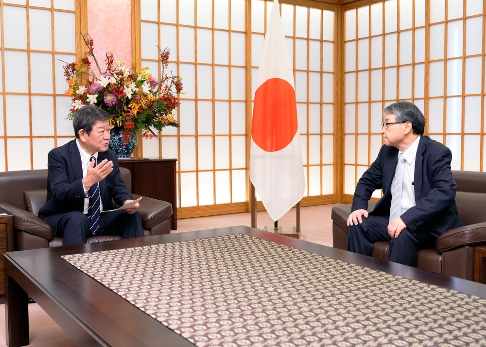 Exchanging Opinions between Foreign Minister MOTEGI and Mr. ONOE, Director of the Telecommunication Standardization Bureau of  ITU