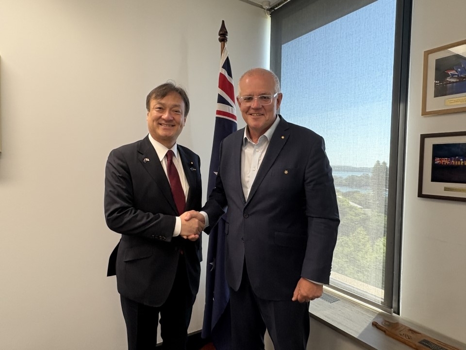 State Minister HORII shaking hands with former Australian Prime Minister Scott Morrison