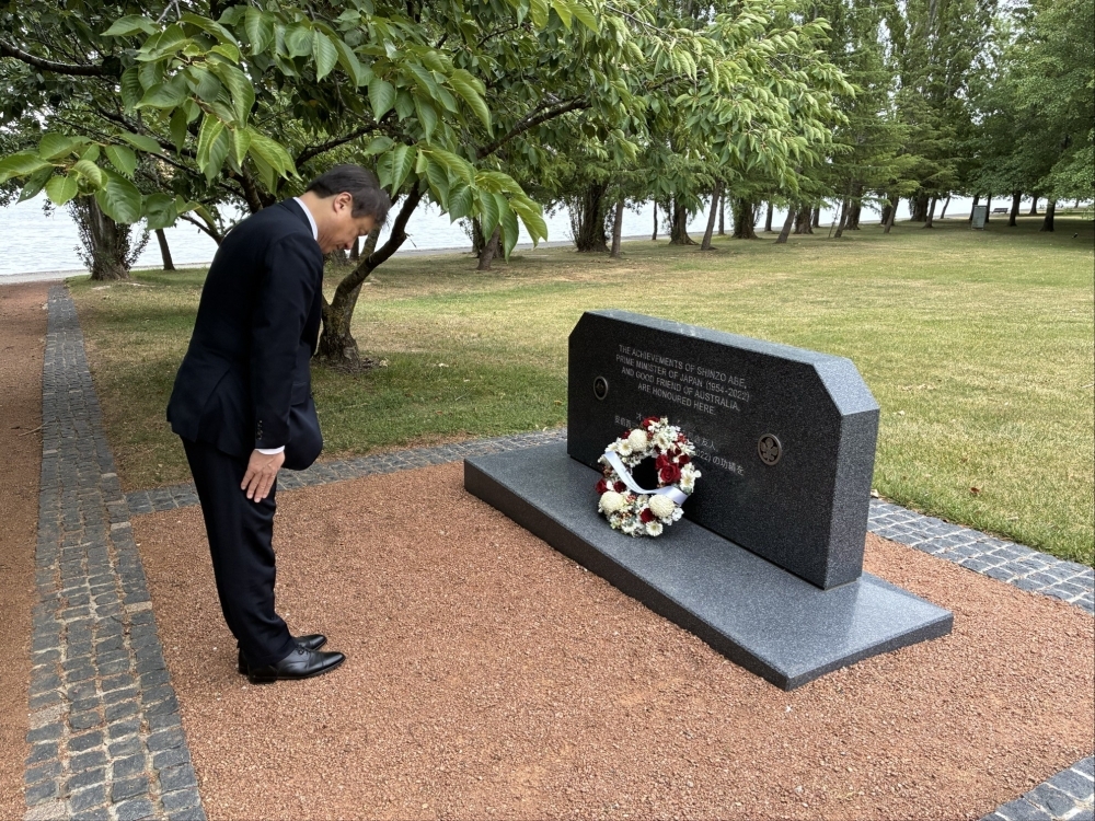 State Minister HORII offering flowers and silent prayer at the memorial in the park, for Mr. ABE Shinzo, Former Prime Minister of Japan