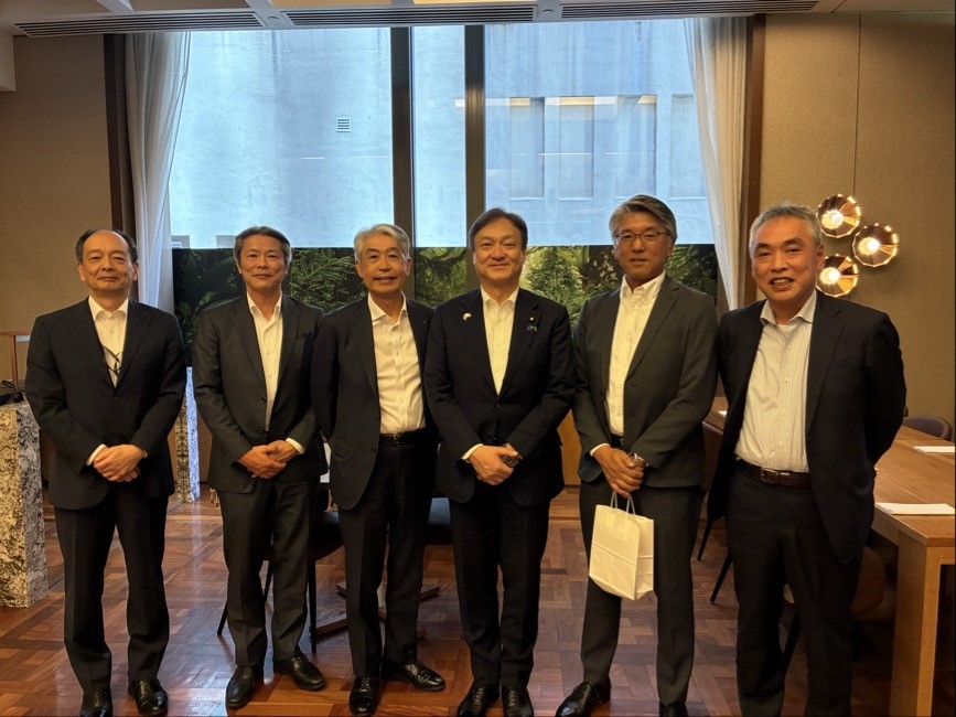 State Minister HORII taking photo with representatives of Japanese companies in Sydney