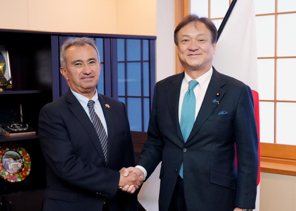 State Minister Horii is shaking hands with Ambassador Montaño