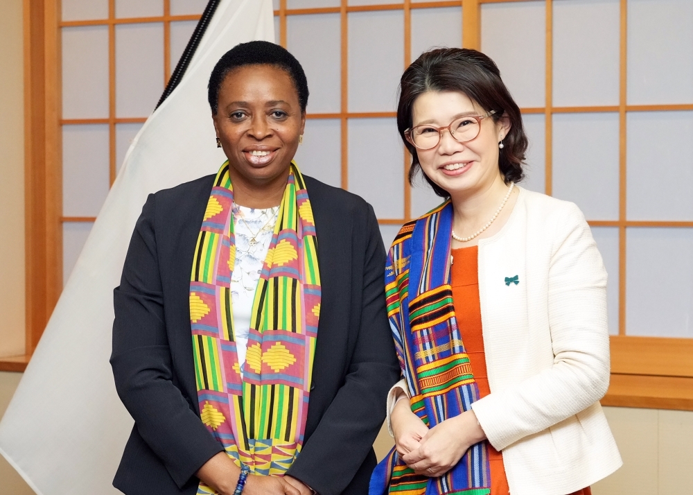 (Photo) Courtesy call on State Minister KUNIMITSU by H.E. Mrs. APALOO, Ambassador of Ghana to Japan