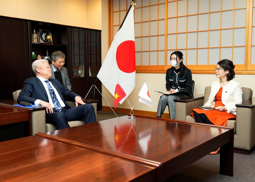 State Minister KUNIMITSU in discussion with H.E. Mr. Khuong, Deputy Minister of Home Affairs of Viet Nam