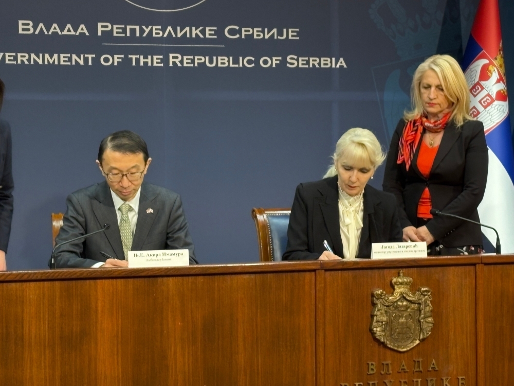 Ambassador Extraordinary IMAMURA and Minister LAZAREVIĆ putting their signature on the document