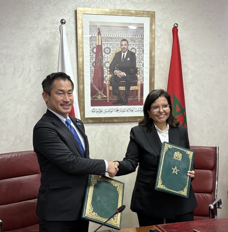 Parliamentary Vice-Minister ONISHI shaking hands with H.E. Ms. DRIOUICH, State Secretary to the Minister of Agriculture, Marine Fisheries, Rural Development and Water and Forests, in charge of Marine Fisheries of Morocco