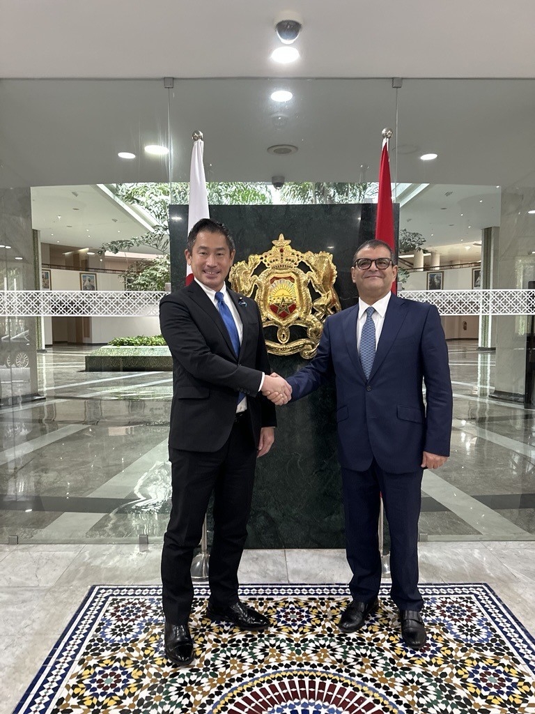 Parliamentary Vice-Minister ONISHI shaking handswith Amb. YAZOURH, Director General of International Political Affairs of the Ministry of Foreign Affairs, African Cooperation and Moroccan Expatriates of Morocco