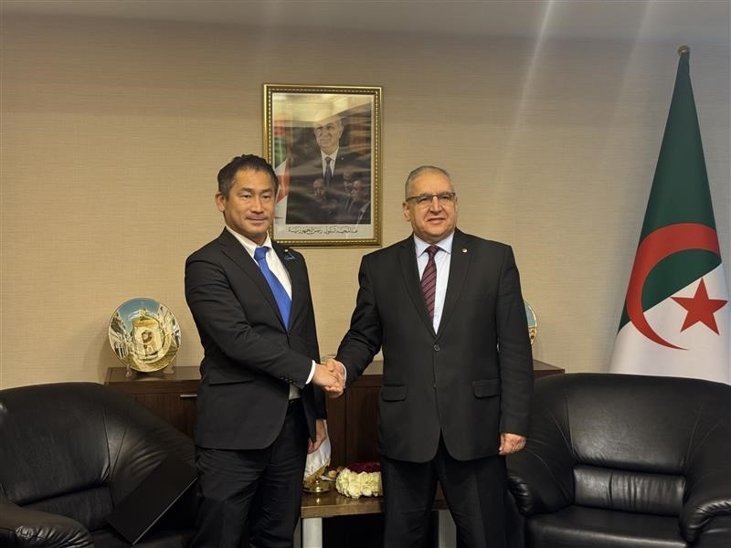 Parliamentary Vice-Minister ONISHI shaking hands with H.E. Mr. MAGRAMANE, Secretary General of the Ministry of Foreign Affairs and National Community Abroad of Algeria