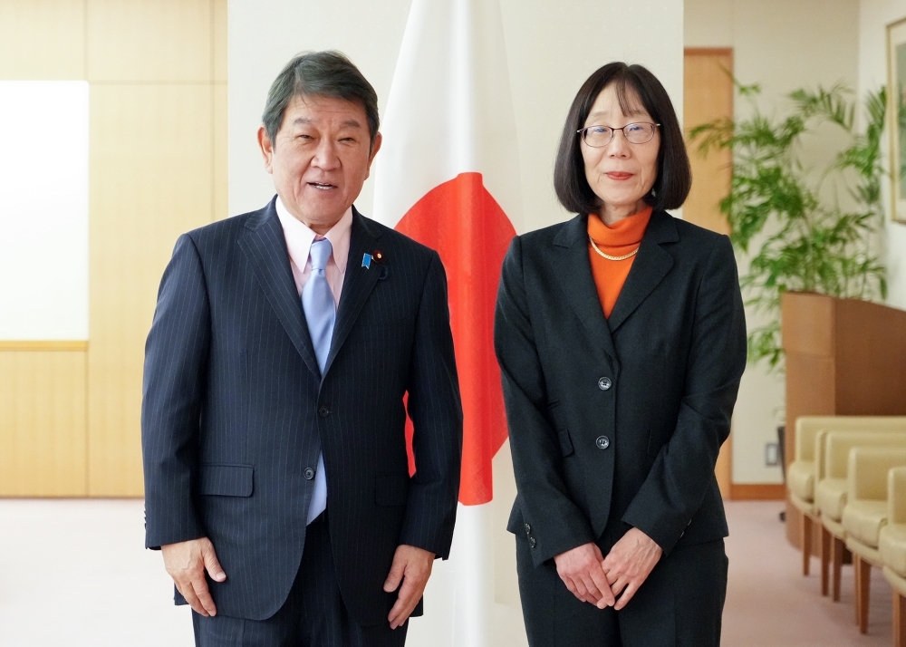 Photo session, Foreign Minister Motegi and Judge Akane 