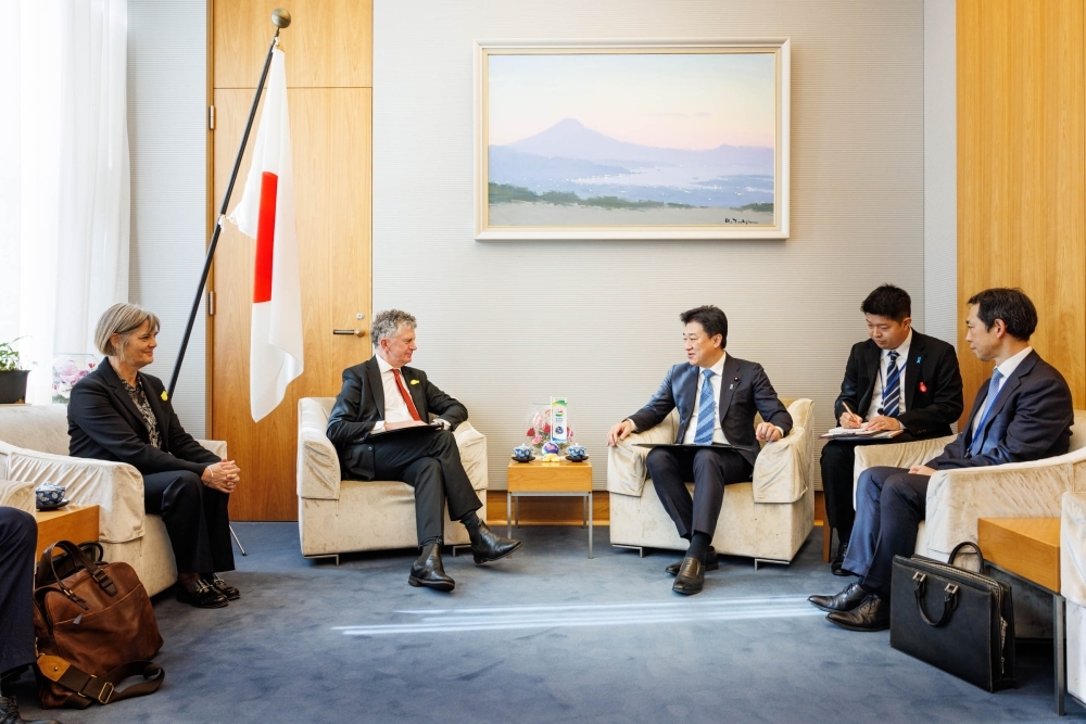 Chief Cabinet Secretary KIHARA talking with Mr. POWELL