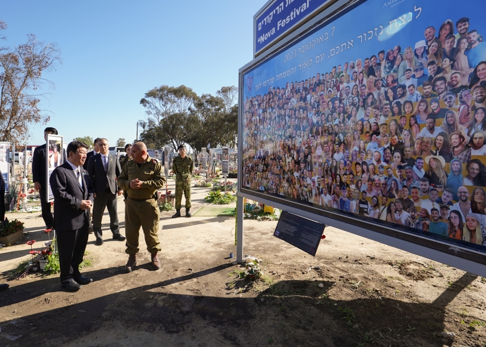 Foreign Mnister MOTEGI saw the music festival site that was inflicted on the terror attacks