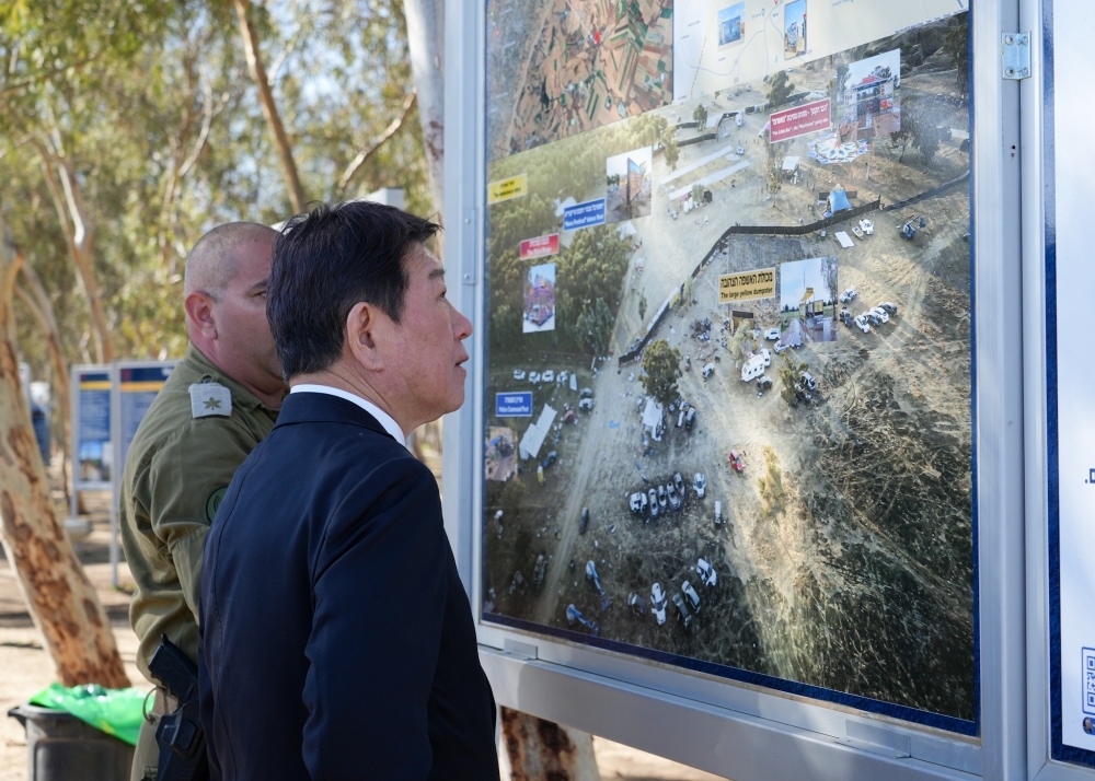 Foreign Mnister MOTEGI looking at a photo panel of the terror attack