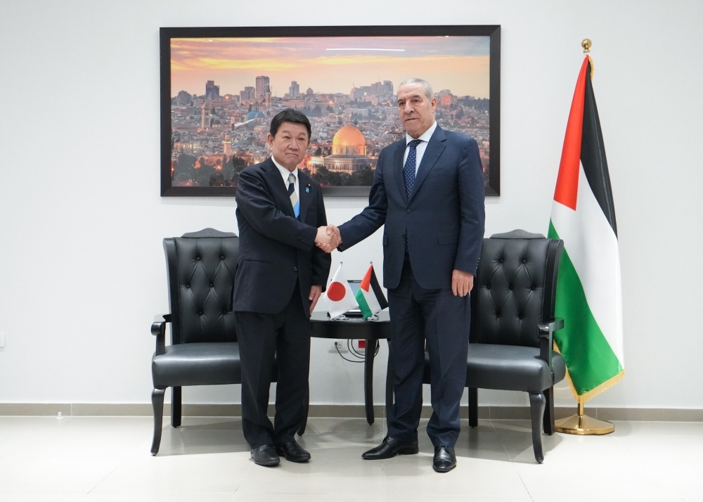 Foreign Minister MOTEGI shaking hands with H.E. Mr. al-Sheikh, Vice President of Palestine