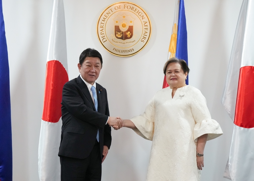 Foreign Minister MOTEGI shaking hands with Hon. Lazaro, Secretary of Foreign Affairs of the Philippines
