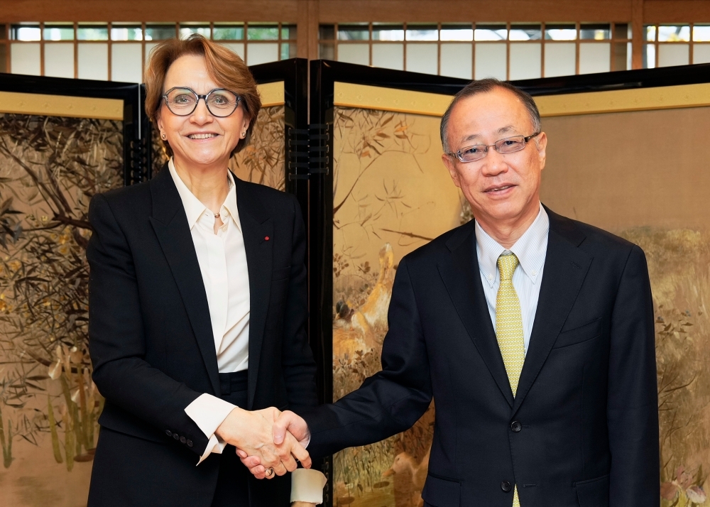 Vice-Minister FUNAKOSHI shaking hands with Secretary General Descôtes