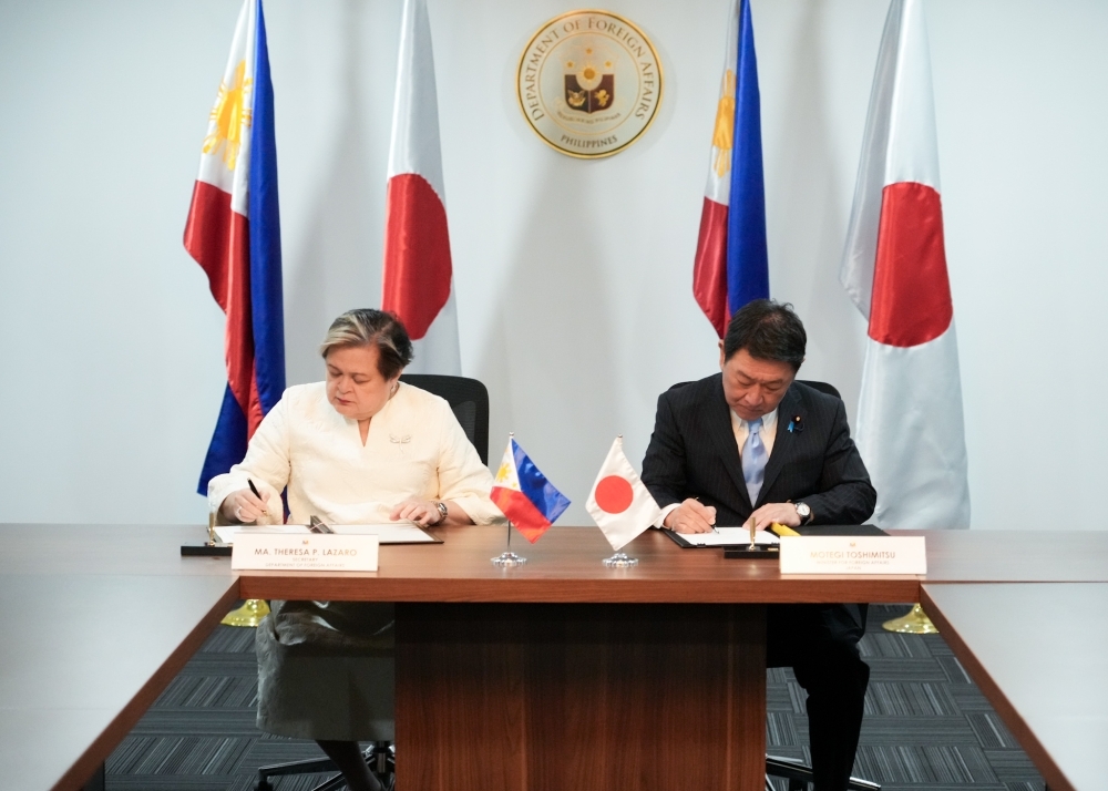 The two foreign ministers are signing the notes