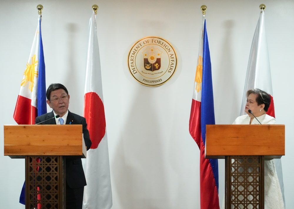 Both Foreign Ministers holding a joint press conference