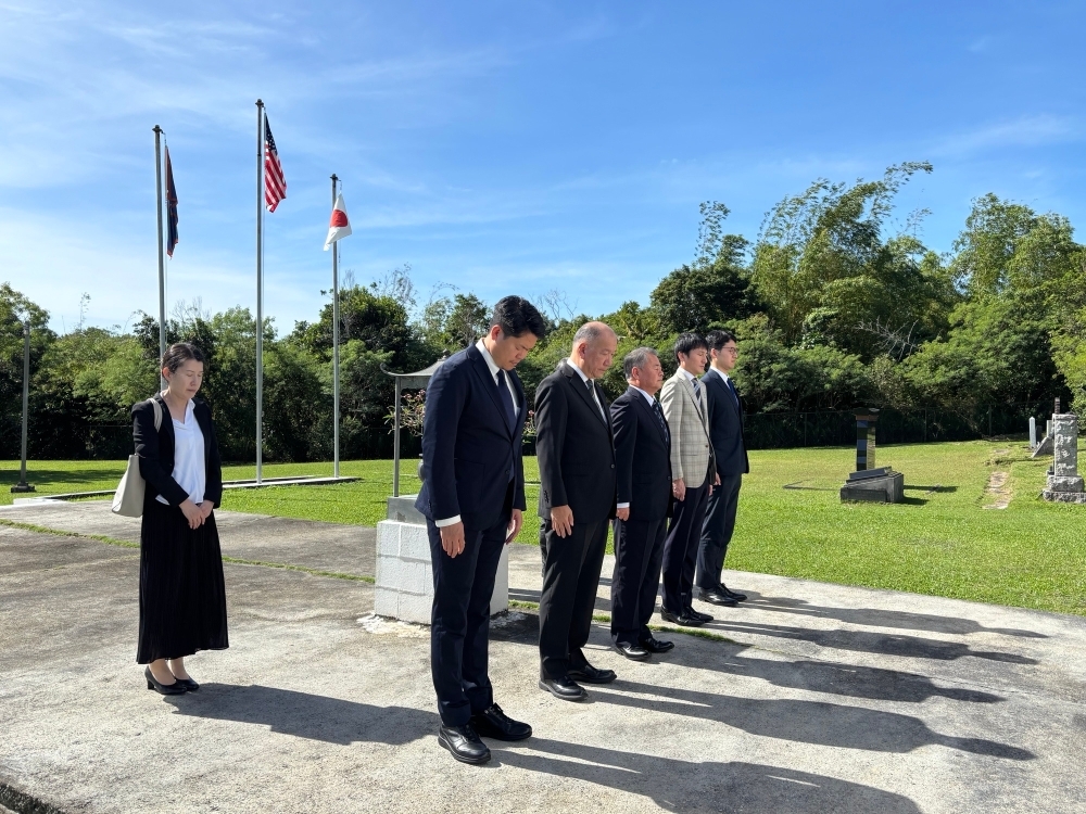 Special Advisor OUE offerring a silent prayer at the South Pacific Memorial Park to lay a wreath