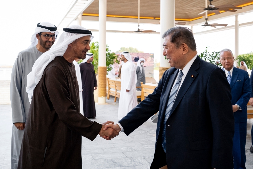 Special Envoy ISHIBA shaking hands with His Highness Sheikh Mohamed bin Zayed AL-NAHYAN, President of the United Arab Emirates
