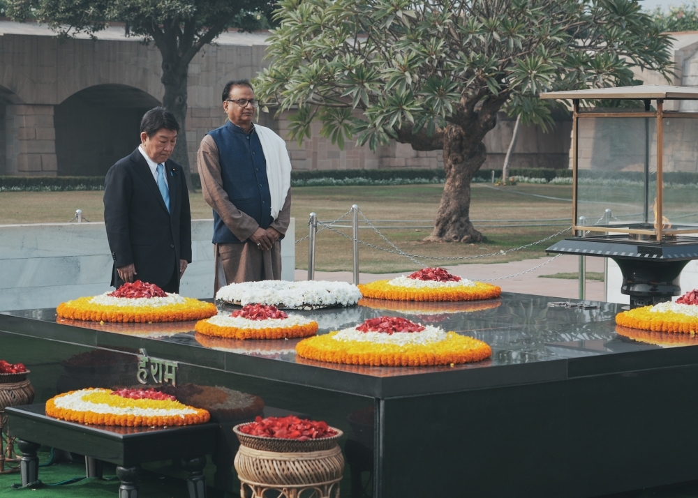 Foreign Minister MOTEGI offerring flowers at Raj Ghat