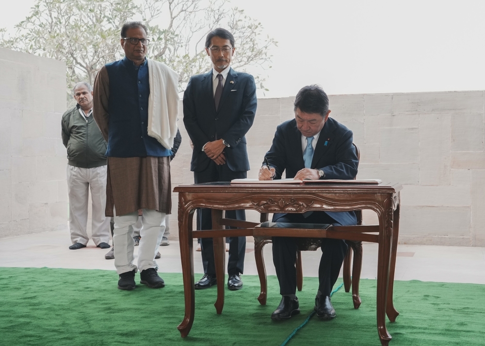 Foreign Minister MOTEGI signing at Raj Ghat