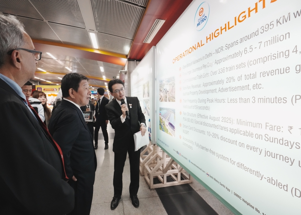 Foreign Minister Motegi receives a briefing on the Delhi Metro Project