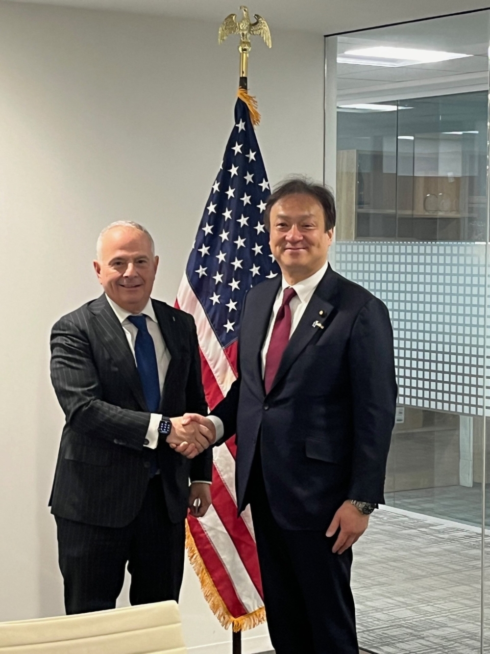 State Minister Horii shaking hands with Mr. Keneth Weinstein, Japan Chair at the Hudson Institute