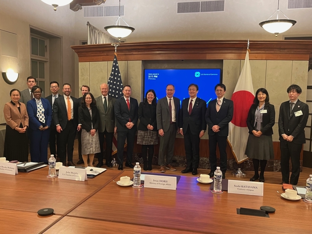State Minister Horii poses for a commemorative photo with Japanese Companies in Washington D.C.